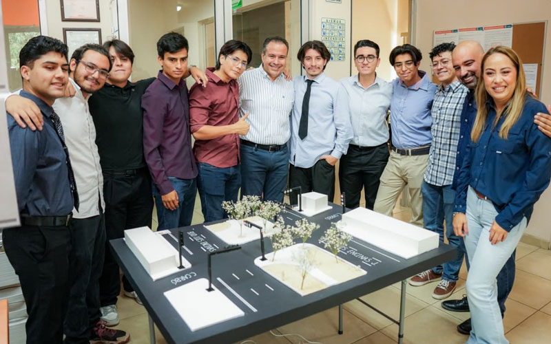 Reconoce
Toño Astiazarán talento juvenil creador del proyecto de semáforo inteligente