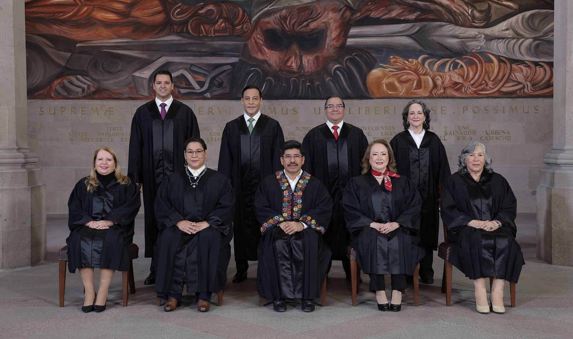 Inicia nueva era de la Corte con 9 integrantes y toga con
adornos oaxaqueños del presidente