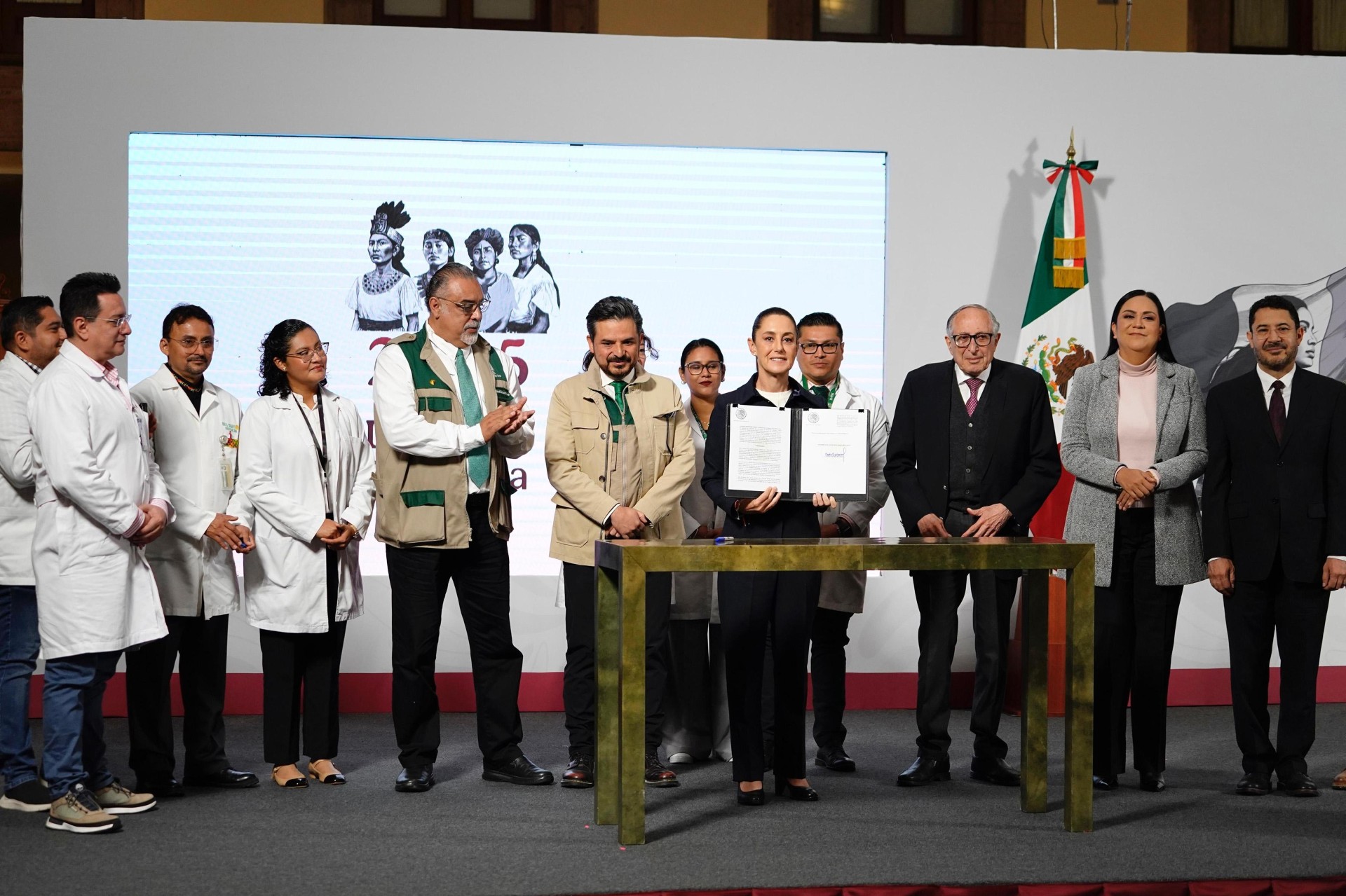 Gobierno federal firma decreto de incorporación del
Programa IMSS Bienestar al Régimen Ordinario del Seguro Social