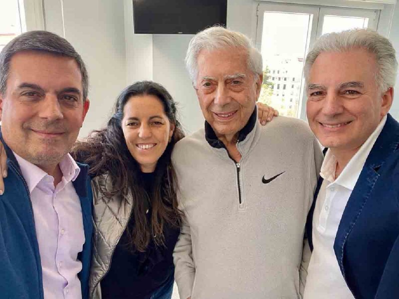 Mario Vargas Llosa supera el
covid y sale del hospital