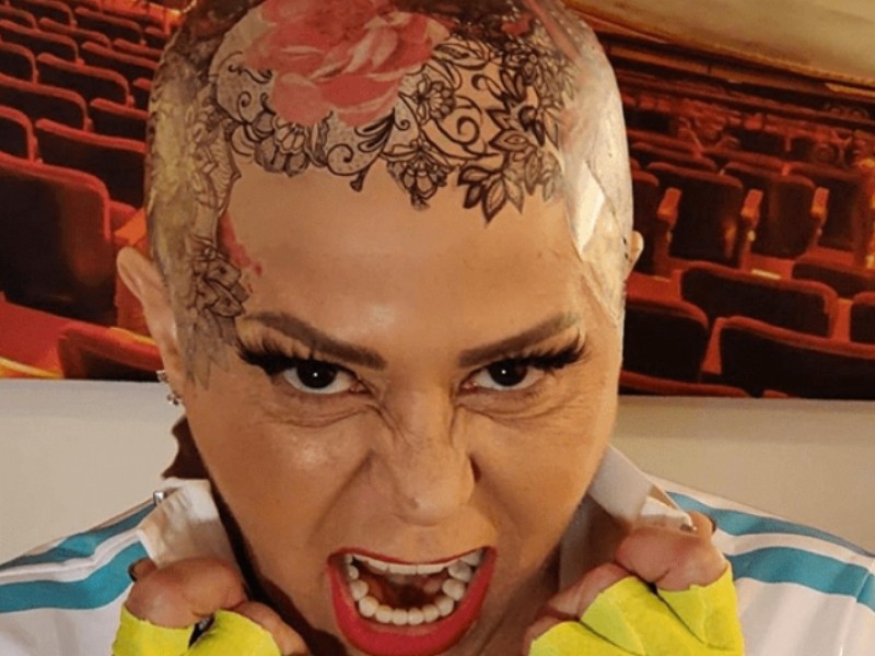 Alejandra Guzmán se hace un
cambio extremo de look: aparece con la cabeza rapada y tatuada