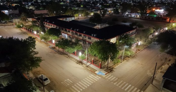 Enciende Toño Astiazarán corredor iluminado #90 de Camina
Segura para seguridad de las familias