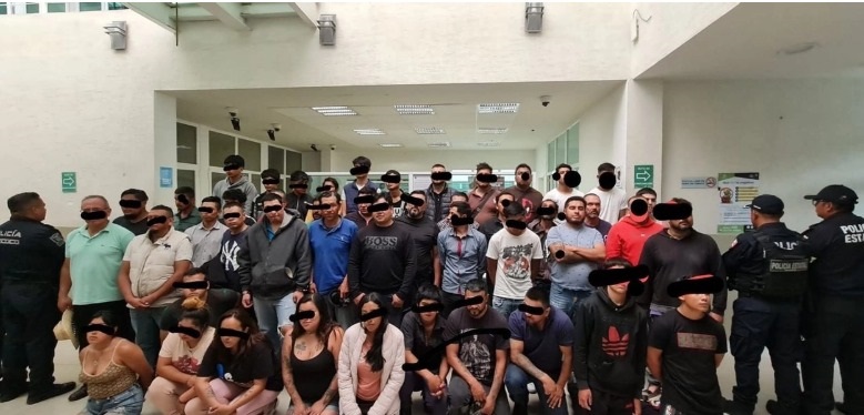 Capturan a 50 extorsionadores mientras invadían vivienda
en Texcoco